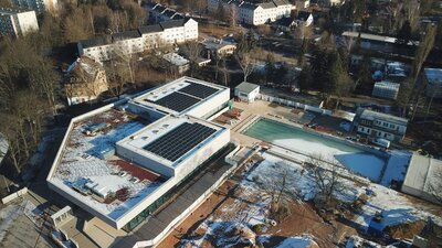 Stand 19. Februar 2025: Im Freibadbereich sind die neuen Schwimmbecken eingebaut und es beginnen die Wiederherstellungsarbeiten der Außenanlage