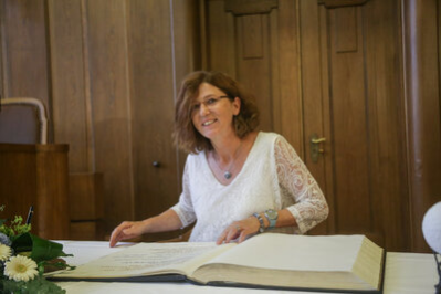 Heike Steege bei der Eintragung ins Goldene Buch der Stadt Chemnitz