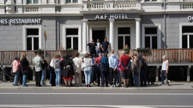Teilnehmende der Stolpersteinverlegung für Familie Bulka