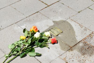 Blumenbeilegung an den Stolperstein.