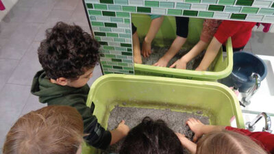 Kinder, die Samenbomben herstellen.