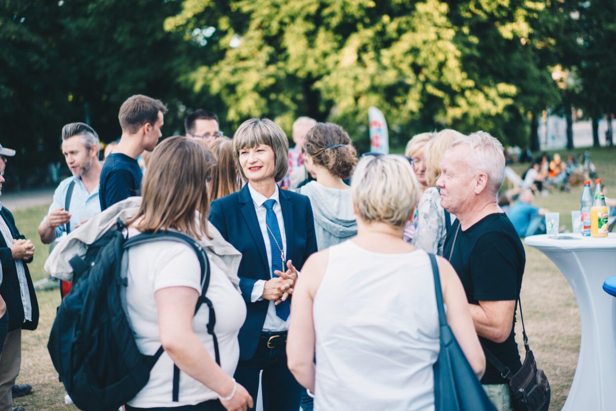 Die Oberbürgermeisterin möchte mit Vereinen ins Gespräch kommen, wie hier mit Bürgern zu Titel und Story der Kulturhauptstadtbewerbung Chemnitz 2025.