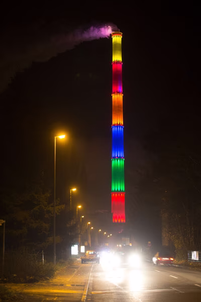 Insgesamt 168 LED-Leuchten erhellen  das vermutlich höchste Kunstwerk der  Welt