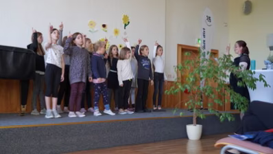 Zur feierlichen Einweihung gab es ein kleines Programm der Schülerinnen und Schüler der Grundschule.