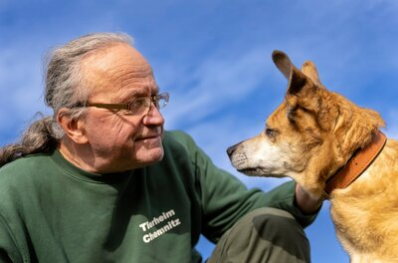 Jens von Lienen mit der 13-jährigen Hündin Vicky.