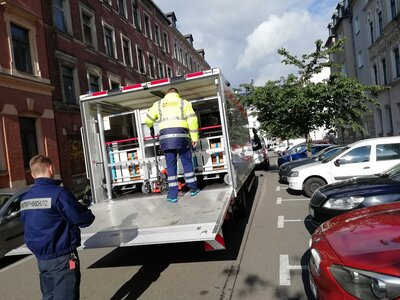 Auf dem Sonnenberg nehmen Mitarbeiter des Katastrophenschutzes nach dem Fund eines bombenähnlichen Gegenstandes ihre Arbeit auf.