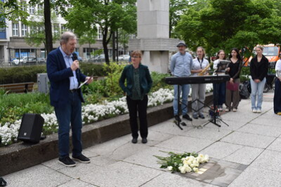 Angehöriger hält eine Rede.