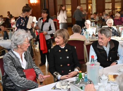 Zeitzeugen im Gespräch mit Oberbürgermeisterin Barbara Ludwig.