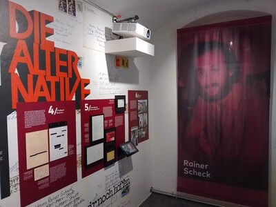 Haftschicksale stehen im Zentrum der Dauerausstellung: Das Foto zeigt den biografischen Ausstellungsbereich über den Zeitzeugen Rainer Scheck, 1979/80 wegen "staatsfeindlicher Hetze" in Untersuchungshaft auf dem Kaßberg, 1981 im Rahmen des Häftlingsfreikaufs über den Kaßberg freigekauft.
