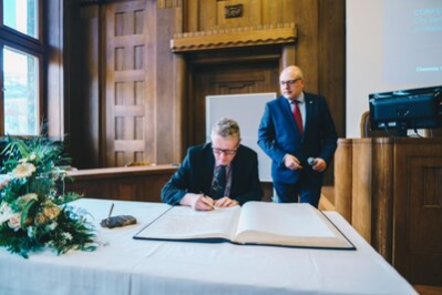 Die Gäste aus dem Partnerstädten trugen sich zum Abschluss der Konferenz ins Goldene Buch der Stadt Chemnitz ein.