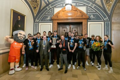 Die Mannschaft und Betreuer mit Oberbürgermeister Sven Schulze, Ministerpräsident Michael Kretschmer und Niners-Maskottchen "Karli" in der Wandelhalle des Chemnitzer Rathauses