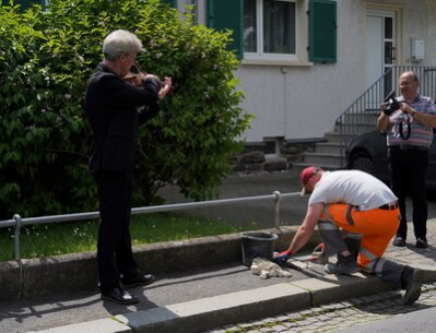 Verlegung des Stolpersteins durch einen Mitarbeiter des städtischen Bauhofs