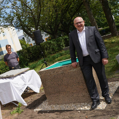 Oberbürgermeister Sven Schulze am Grundstein des Fritz Heckert Wohngebiets