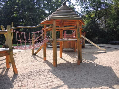 Spielplatz Gerhart-Hauptmann-Platz, Spielanlage mit Rutsche