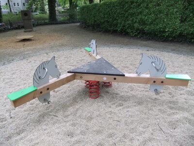 Spielplatz Schloßplatz, Federwippen