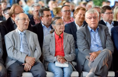 Zur Eröffnungsveranstaltung im Vorfeld des "Anpfiffs" waren auch viele Ehrengäste anwesend, z. a. Ehrenbürgerin Jutta Müller, der ehemalige Oberbürgermeister Dr. Eberhard Langer und viele ehemalige Spieler und Trainer des FCK/CFC