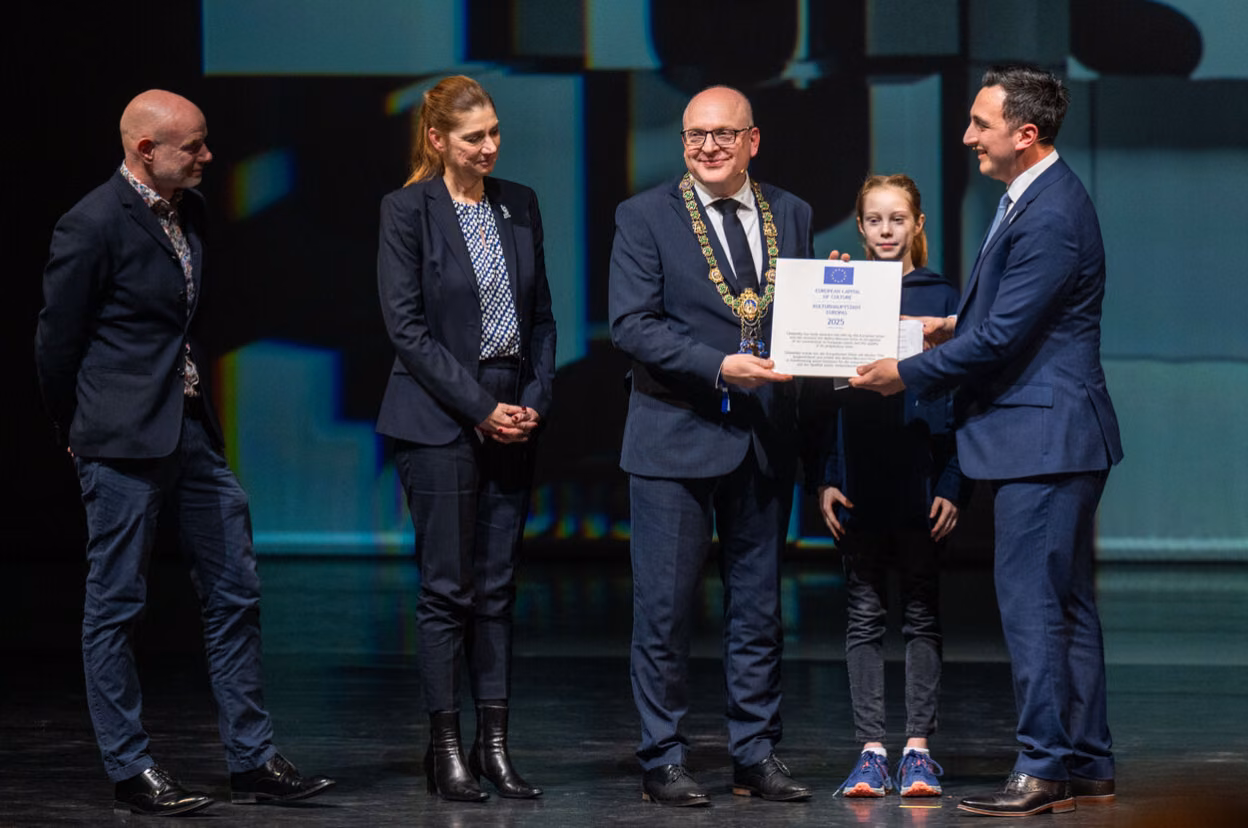 Mit der Übergabe des mit 1,5 Mio. Euro dotierten Melina-Mercouri-Preises – benannt nach der ehemaligen griechischen Kulturministerin und Initiatorin des Programms „Kulturhauptstadt Europas“, an die Geschäftsführer der Kulturhauptstadt gGmbH und der Urkunde an Oberbürgermeister Sven Schulze ist Chemnitz nun offiziell Kulturhauptstadt Europas Chemnitz 2025!