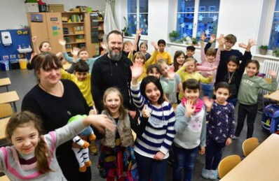 Die Schüler:innen der Klasse 2b gemeinsam mit Lehrerin Madlen Dost und Schulsozialarbeiter Gunnar Kaufmann