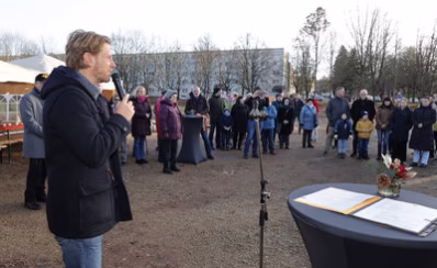 Baubürgermeister Michael Stötzer übergab den Bürgerpark Gablenz offiziell an die Nutzer:innen.