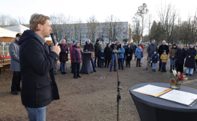 Baubürgermeister Michael Stötzer übergab den Bürgerpark Gablenz offiziell an die Nutzer:innen.