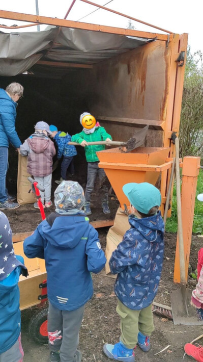 Kinder, die Erde abfüllen