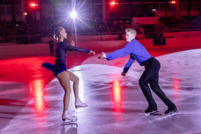 Unter anderem zeigte das Chemnitzer Eis- kunstlauf-Paar Letizia Roscher und Luis Schuster ein Showprogramm.