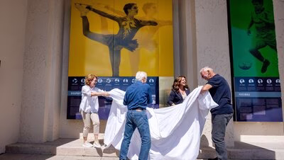 Eiskunstläuferinnen Katarina Witt und Anett Pötzsch enthüllen im Sportforum Chemnitz gemeinsam mit den Fußballern Jürgen Bähringer und Christoph Franke eine Tafel an der Wand.