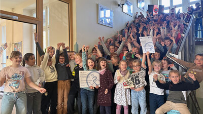 Kinder der Grundschule Ebersdorf bei der Preisübergabe des STADTRADELN 2025
