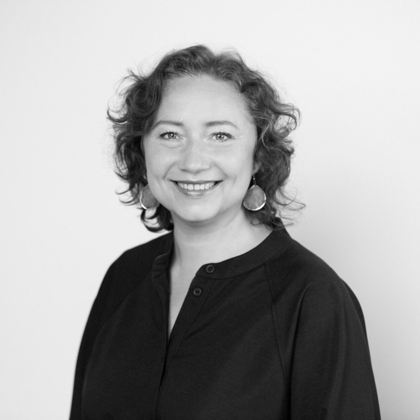 Dr. Virginija Vitkienė má na černobílé fotografii tmavou halenku. Má tmavé krátké kudrnaté vlasy. short