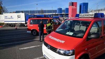 Mitarbeiter des Katastrophenschutzes bereiten die Messe Chemnitz als Evakuierungsobjekt vor