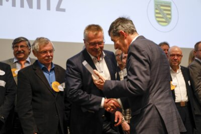 Bürgermeister Miko Runkel nimmt den Preis für die Stadt Chemnitz entgegen.