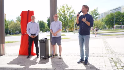 Bürgermeister Michael Stötzer hält eine Rede zur Einweihung der Informationsstele Morgenleite