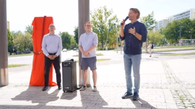 Bürgermeister Michael Stötzer hält eine Rede zur Einweihung der Informationsstele Morgenleite