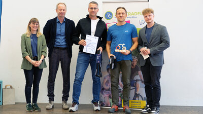 Die Gewinner der Kategorie "Das Team mit den radelaktivsten Teilnehmer:innen" des Team IMK Erz mit Bürgermeister Knut Kunze und STADTRADELN-Koordinatoren Sarah Arnold und Robert Jehmlich