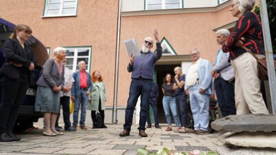 Dr. Jürgen Nitsche hielt eine Rede über den Lebensweg der Familie Rappel