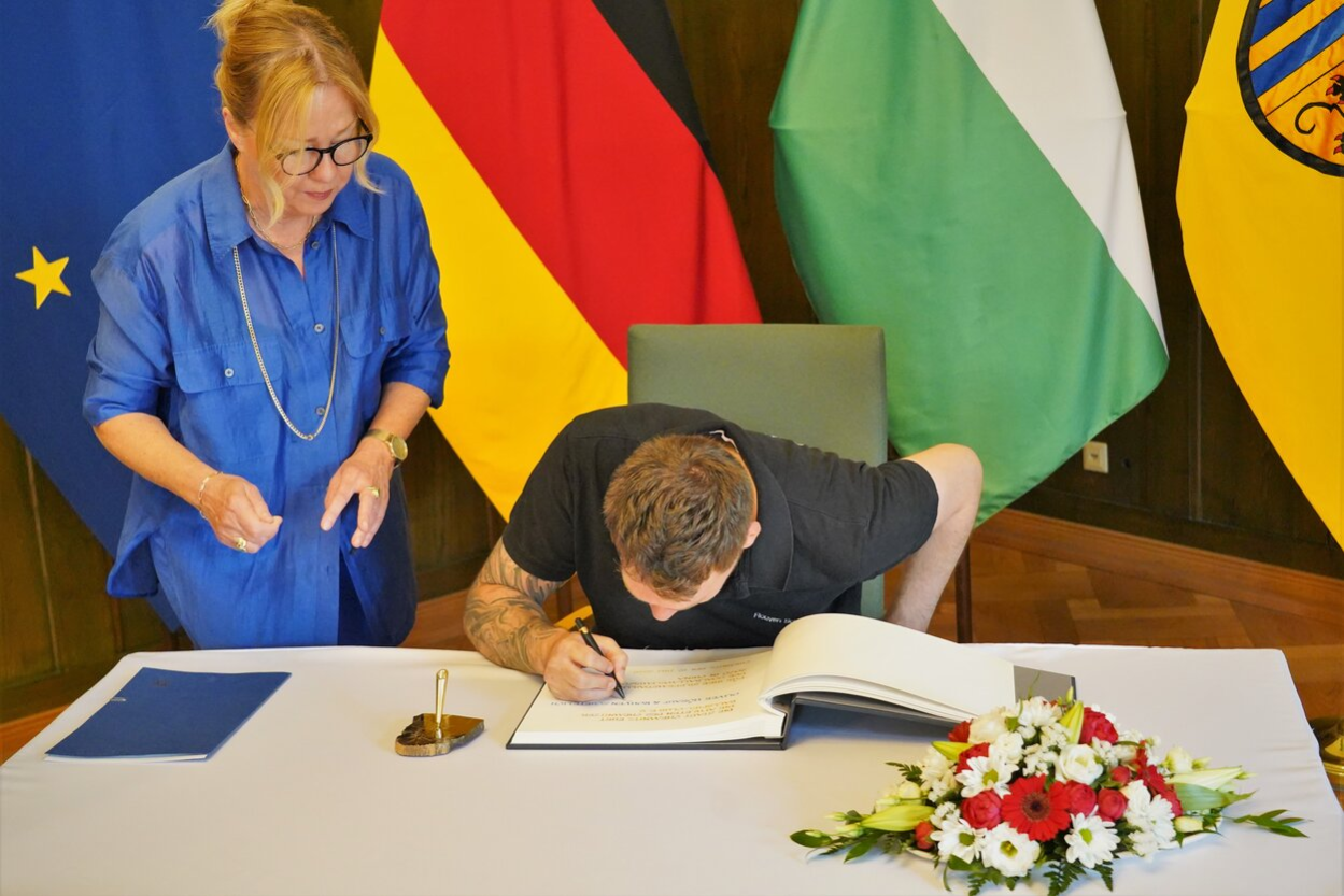 Goalballer Rouven Schetelich unterschrieb im Goldenen Buch des Sports der Stadt Chemnitz.
