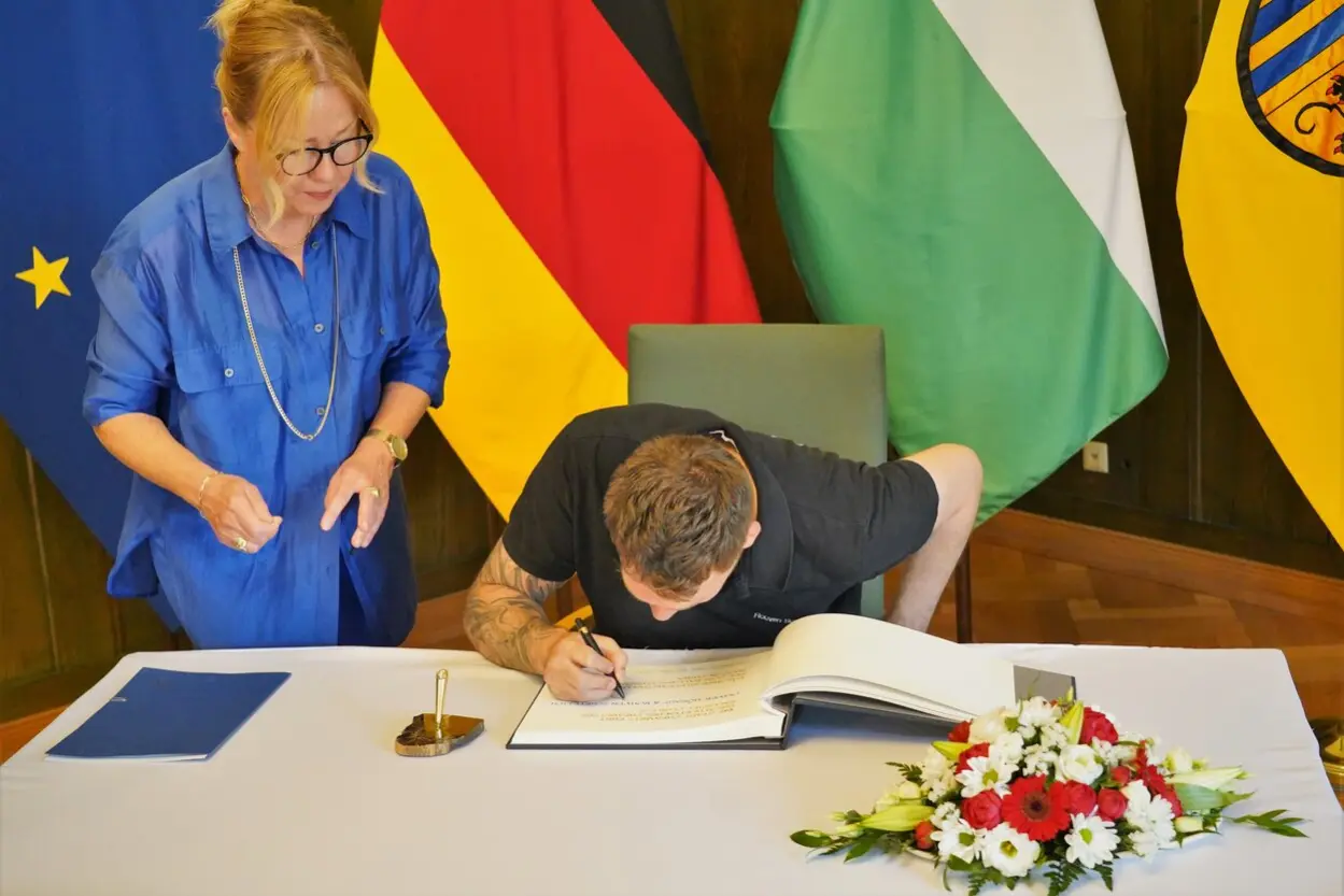 Goalballer Rouven Schetelich unterschrieb im Goldenen Buch des Sports der Stadt Chemnitz.