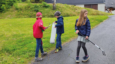 Kinder, die Müll sammeln