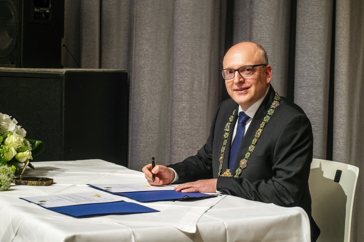 Oberbürgermeister Sven Schulze bei der Unterschrift unter dem Amtseid