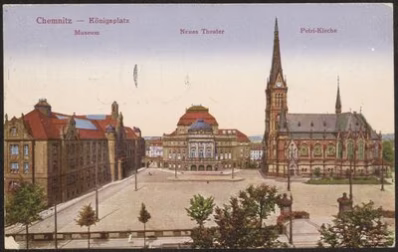 Eine Ansicht von 1918 zeigt das Ensemble aus Museum, Theater und Kirche.