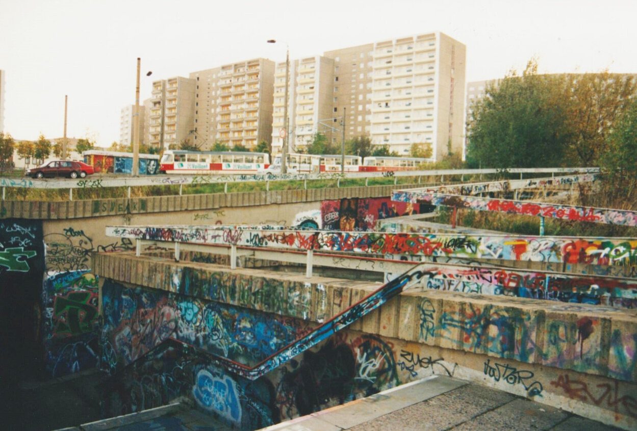 Das Foto aus dem Jahr 1995 zeigt den Fußgängertunnel auf der Wladimir-Sagorski-Straße, Kreuzung Burkhardtsdorfer Straße. Geländer und Mauern sind voll buntem Graffiti.