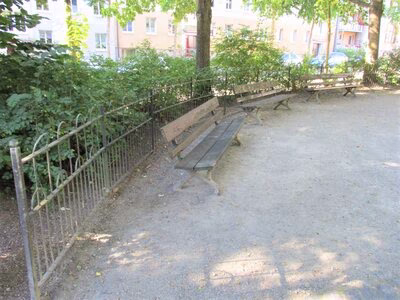 Spielplatz Gerhart-Hauptmann-Platz-2, Bänke