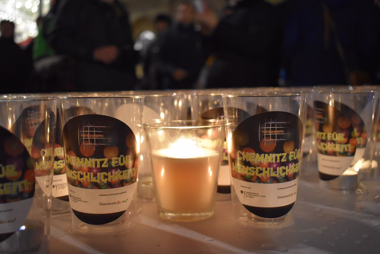 Die Menschen auf dem Neumarkt zündeten Kerzen an und füllten damit eine Friedenstaube.