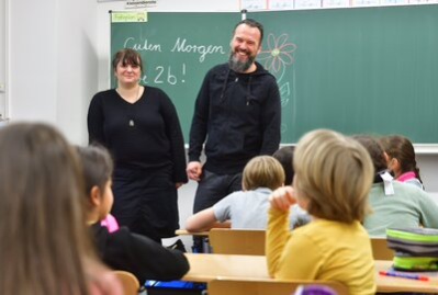 Lehrerin Madlen Dost und Schulsozialarbeiter Gunnar Kaufmann begrüßen die Klasse 2b.