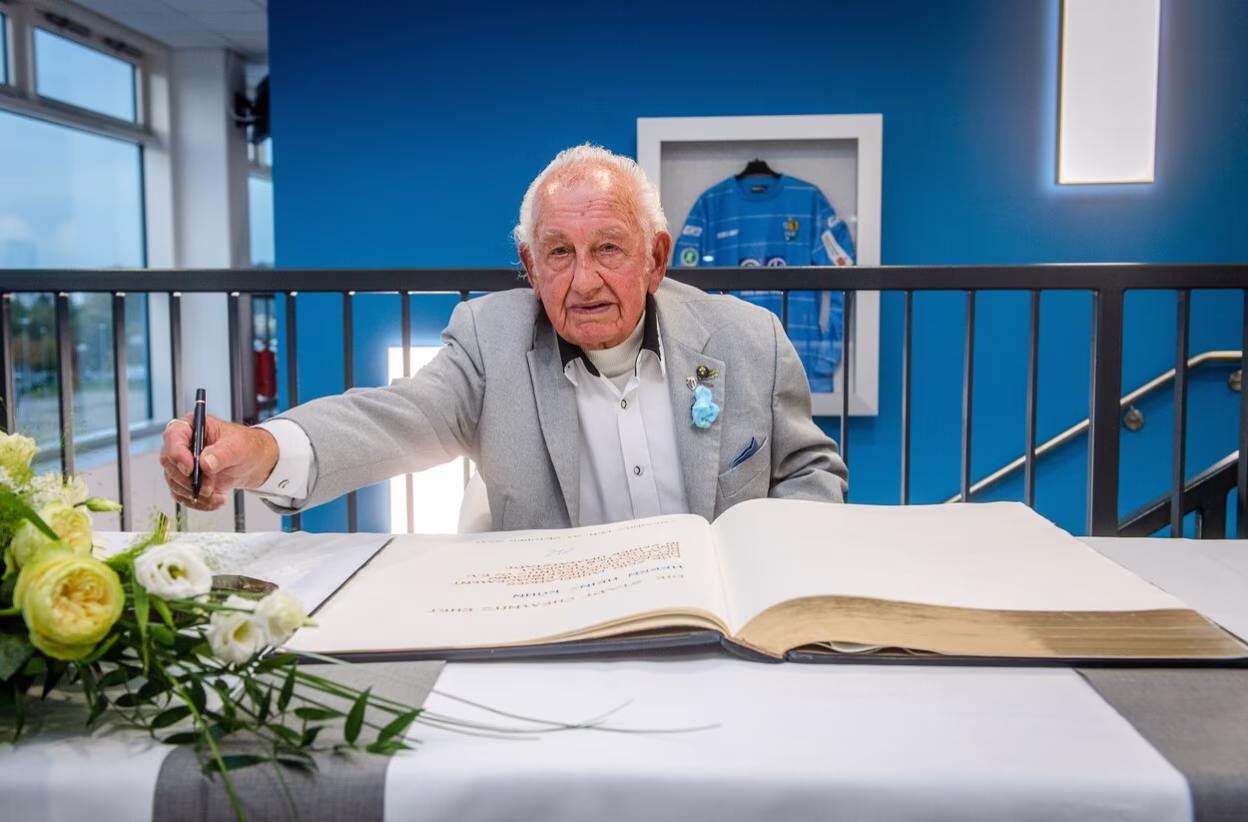 Heinz K&uuml;hn tr&auml;gt sich in das Goldene Buch der Stadt Chemnitz ein