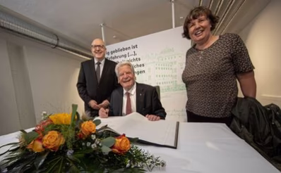 Im Lern- und Gedenkort Ka&szlig;berg-Gef&auml;ngnis trug sich Bundespr&auml;sident a. D. Joachim Gauck ins Goldene Buch der Stadt Chemnitz ein.