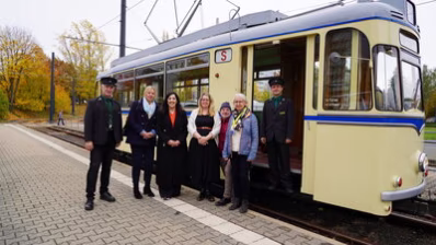 Mit einer historischen Straßenbahn ließ sich Oberbürgermeisterin Yasmine Dar, gemeinsam mit der Chemnitzer Kulturbürgermeisterin Dagmar Ruscheinsky, einiges von der Stadt Chemnitz zeigen.