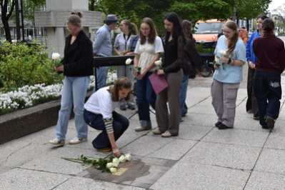 Schülerinnen des Georgius-Agricola-Gymnasiums Chemnitz legen Rosen am Stolperstein nieder.