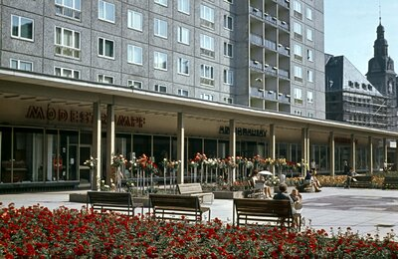 Ab Ende der 1960er-Jahren macht der Rosenhof mit seinen zahlreichen Rosenstöcken seinem Namen alle Ehre.