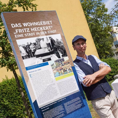 Norbert Engst an der Informationsstele zum Fritz Heckert Wohngebiet